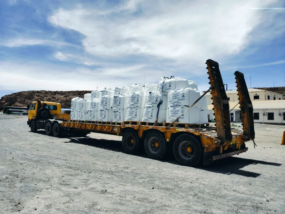 Cargamento con carbonato de litio dirigido a la exportación de YLB. Foto: YLB