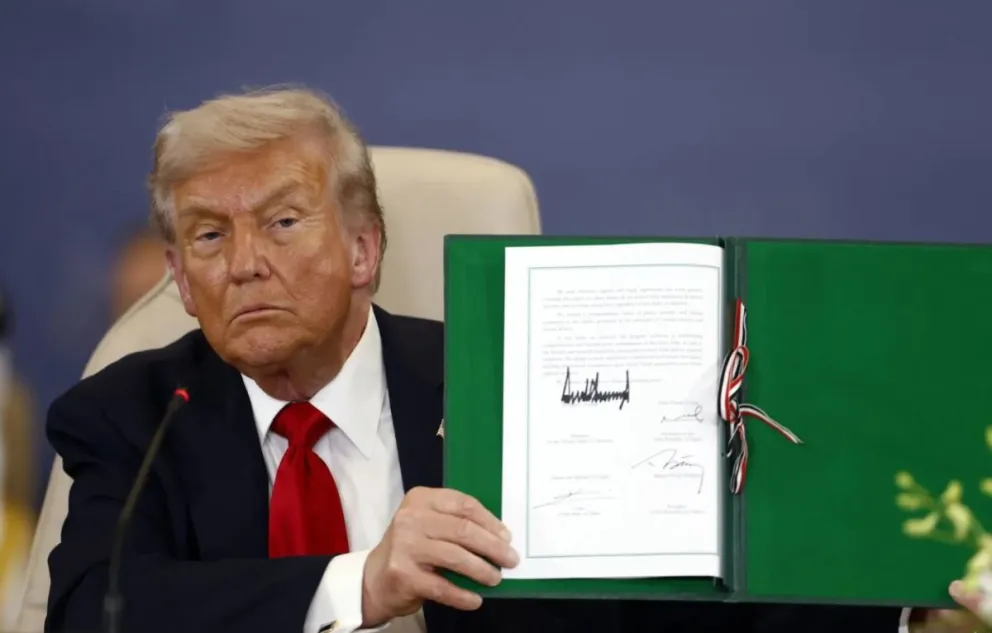  Donald Trump muestra el documento firmado en la Cumbre de Paz de Gaza en Sharm El-Sheikh. Foto: EFE