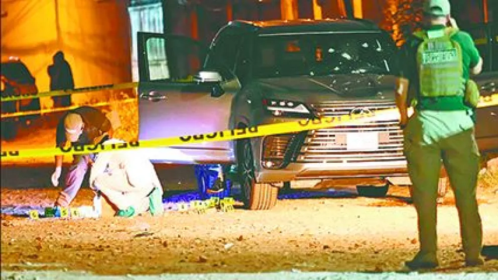 Investigadores revisan la escena de un asesinato en el Trópico de Cochabamba. FOTO: ABI