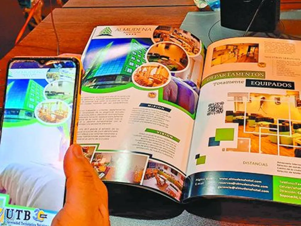 Mediante el celular, el lector puede acceder a mayor información sobre turismo y destinos. FOTO: Marina Mamani / Visión 360