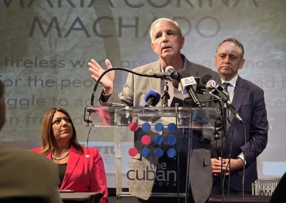 El congresista republicano Carlos Giménez habla en un acto honorífico a la ganadora del premio Nobel de la Paz, en el Museo Americano de la Diáspora Cubana en Miami (EEUU). Foto: EFE
