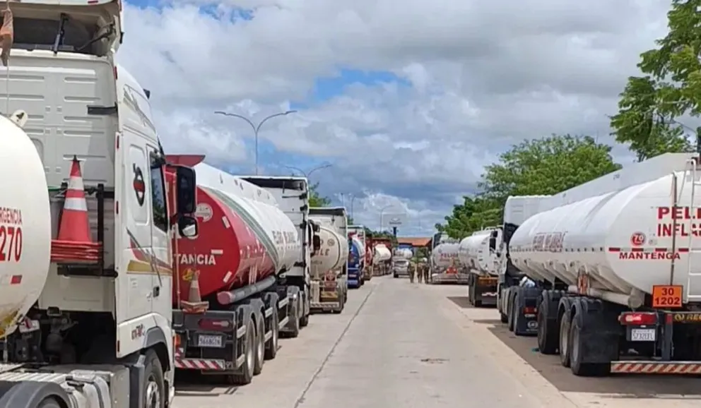 Filas de cisternas en la refinería de Palmasola, FOTO: El Día