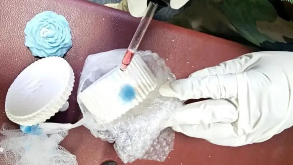 Letras de yeso impregnadas con cocaína. Foto: Policía Boliviana 