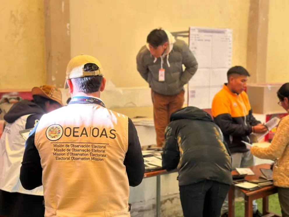 Uno de los integrantes de la MOE-OEA sigue el recuento de votos en un recinto de votación, el 17 de agosto. Foto: ABI / OEA