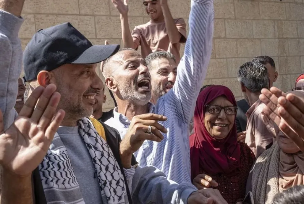 Llegada de rehenes palestinos a Ramala, Palestina, este lunes. Foto: EFE