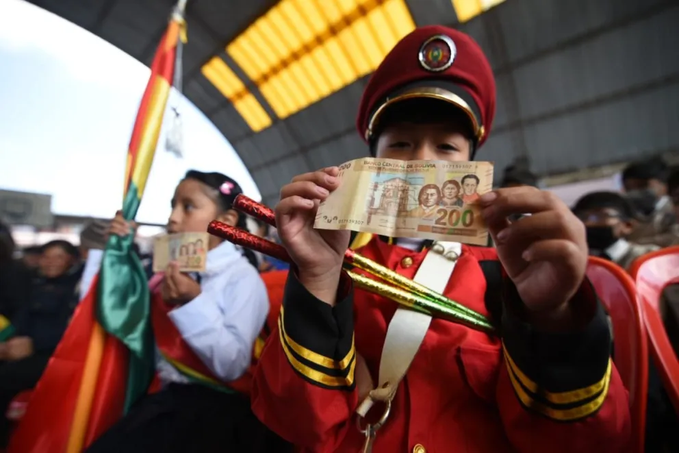 Un niño después de cobrar el beneficio. Foto: ABI 