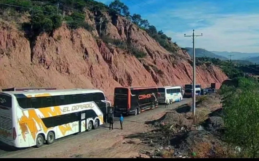 Una ruta cortada en Cochabamba impide la circulación de buses. Foto: Vías Libres