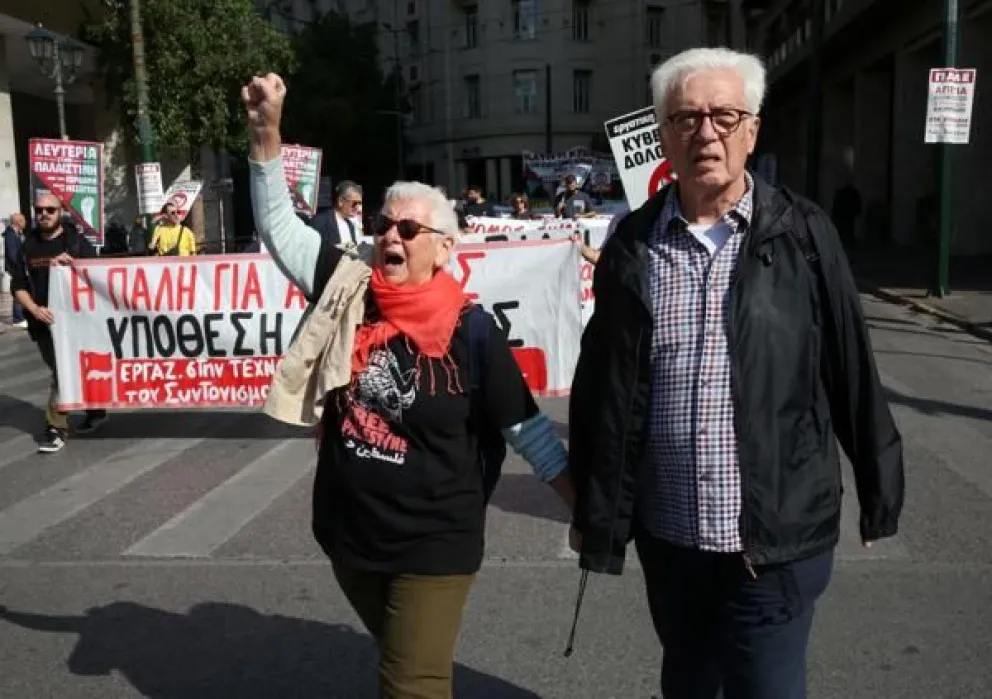 Los manifestantes participan en una marcha de protesta realizada como parte de una huelga general nacional de 24 horas, en Atenas, Grecia. Foto: EFE 