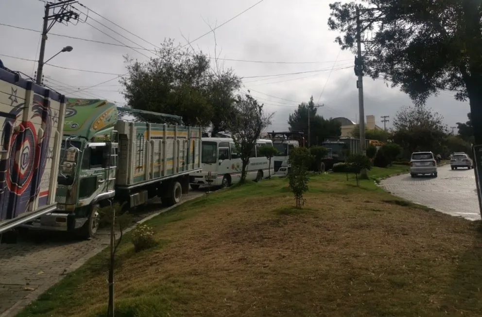 Filas de camiones, minibuses para cargar diésel y gasolina en la estación de servicio de YPFB en la calle 23 de Calacoto y que se extienden hasta Cota Cota. Foto: M. Belmonte