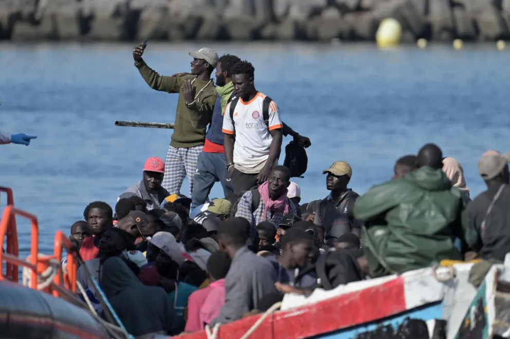 Una embarcación con 230 inmigrantes de origen subsahariano a bordo ha llegado al puerto de La Restinga, en El Hierro, España, el 14 de octubre de 2025. Foto: EFE 