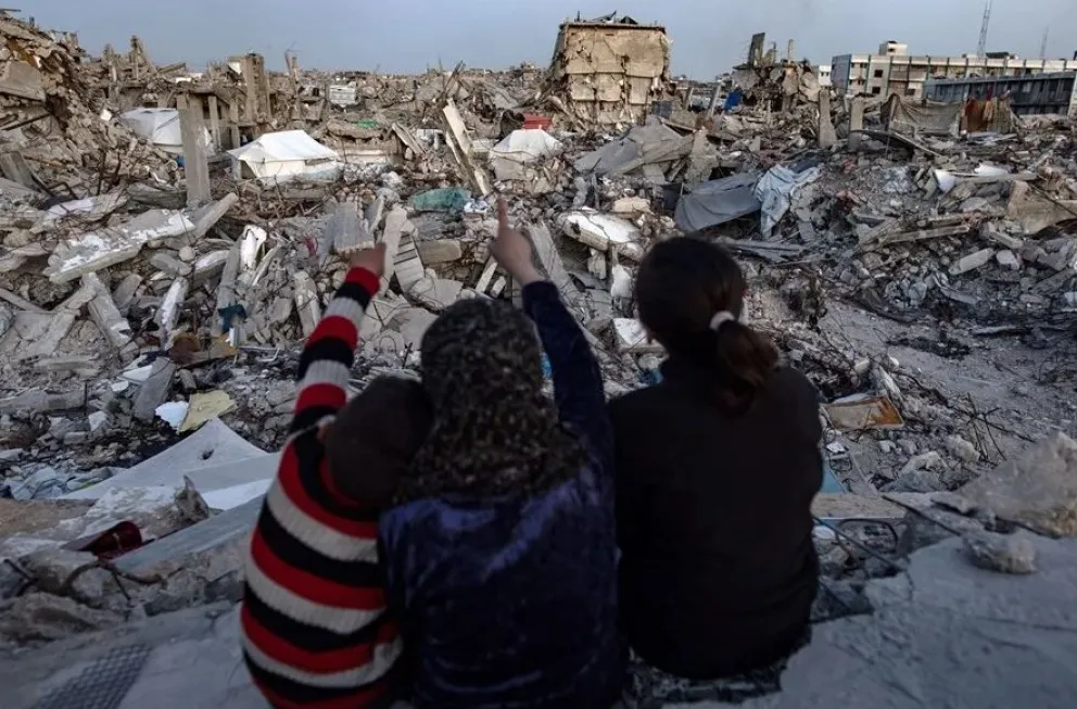 Niños palestinos entre los escombros de edificios destruidos en el campo de refugiados de Yabalia, en el norte de la Franja de Gaza. Foto: EFE
