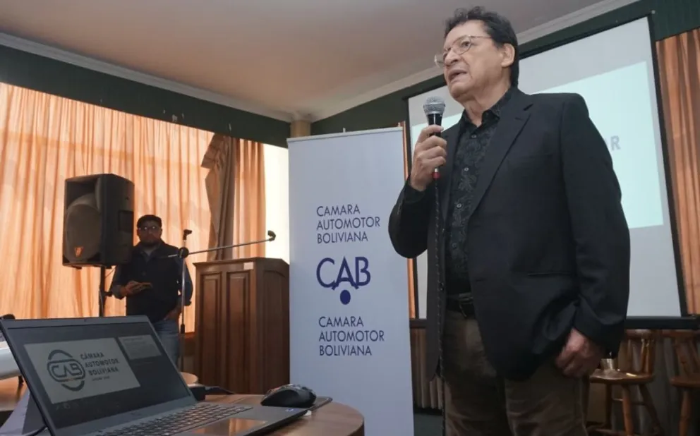 El gerente de la Cámara Boliviana Automotor, Luis Encinas, advierte el impacto negativo de una nueva nacionalización de autos chutos. Foto: APG