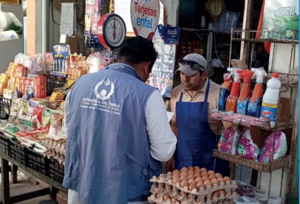 Funcionario de la Defensoría realizando el sondeo. FOTO: Defensoría del Pueblo
