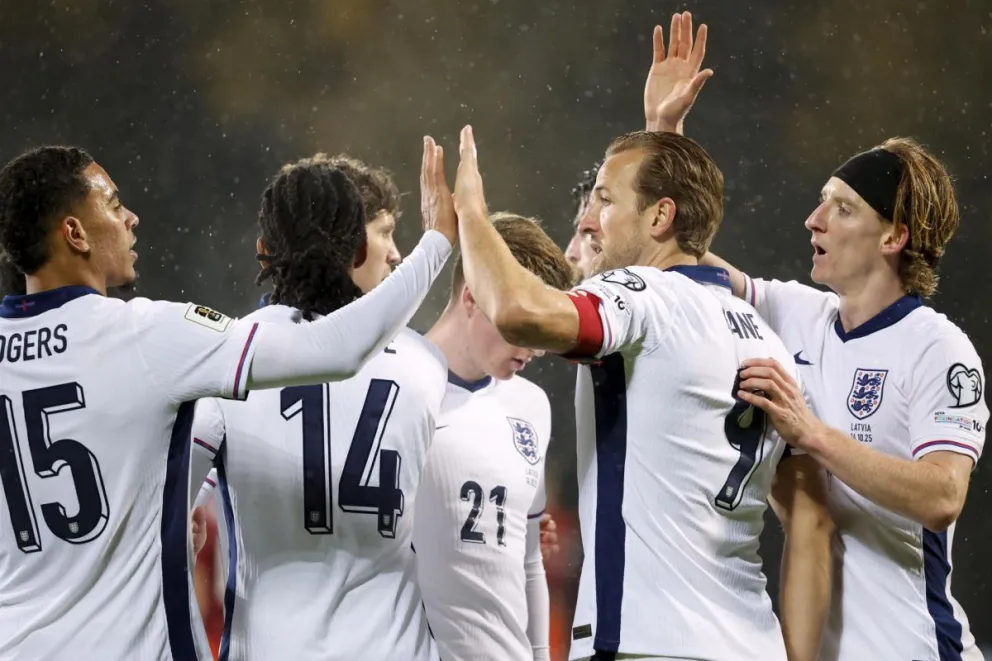 Los ingleses celebran uno de sus cinco goles. Foto: EFE.