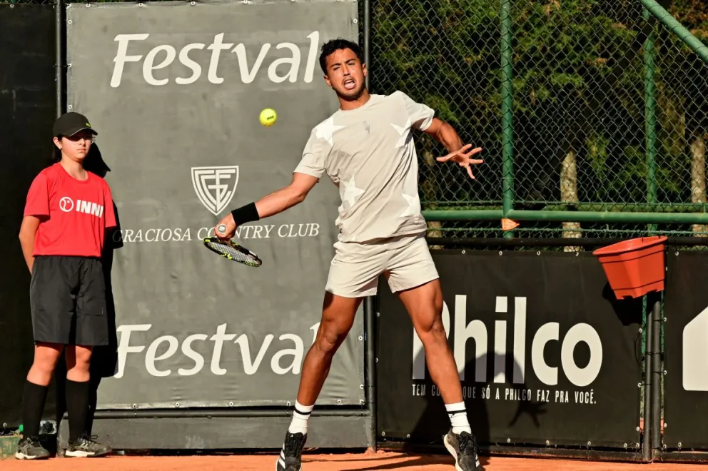 Hugo Dellien hace una devolución en su encuentro de esta jornada. Foto: Instituto Sports.