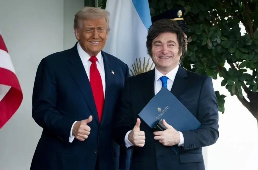 El presidente de Estados Unidos, Donald Trump (i), recibe en la Casa Blanca a su homólogo de Argentina, Javier Milei, este 14 de octubre de 2025. Foto: EFE