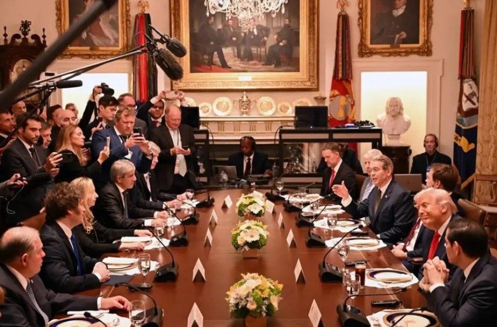 El presidente de Estados Unidos, Donald Trump (d), y su homólogo de Argentina, Javier Milei (i), durante un almuerzo en la Casa Blanca junto a sus gabinetes, este 14 de octubre de 2025. EFE