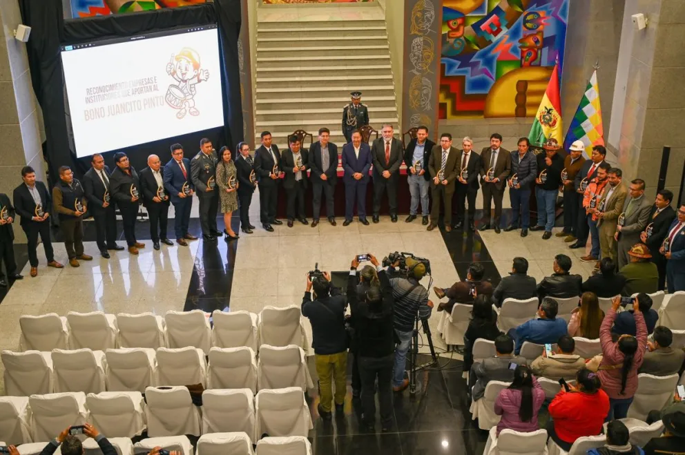 Arce posa junto a los representantes de las empresas reconocidas. FOTO: Ministerio de Economía y Finanzas
