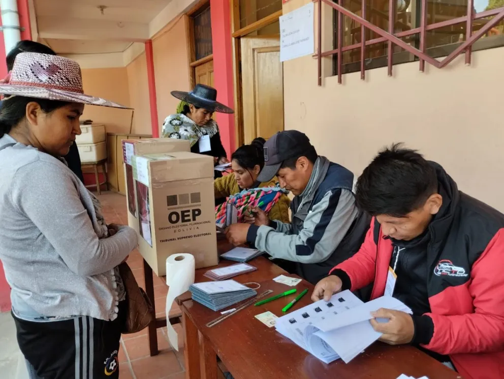 Los jurados son las principales autoridades de las mesas de sufragio. Foto: ABI 