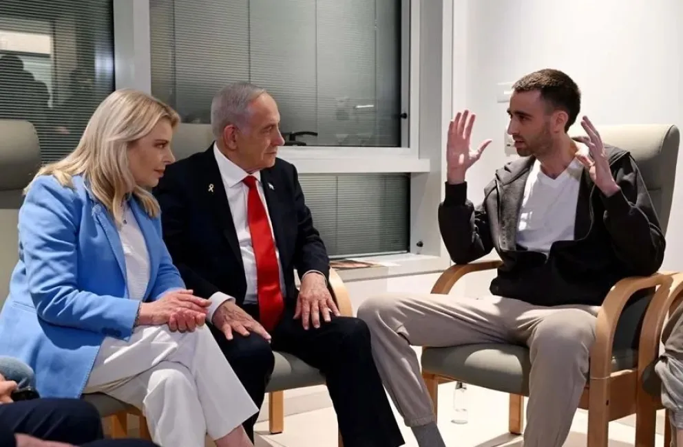 Benjamin Netanyahu y su esposa Sara con Avinatan Or, uno de los rehenes liberados, en el Hospital Beilinson. Foto: EFE