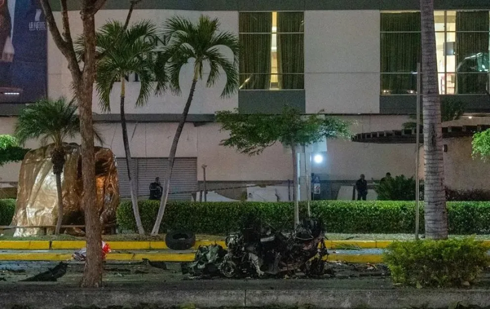Un vehículo que explotó en los exteriores de un centro comercial este martes, en Guayaquil. Foto: EFE