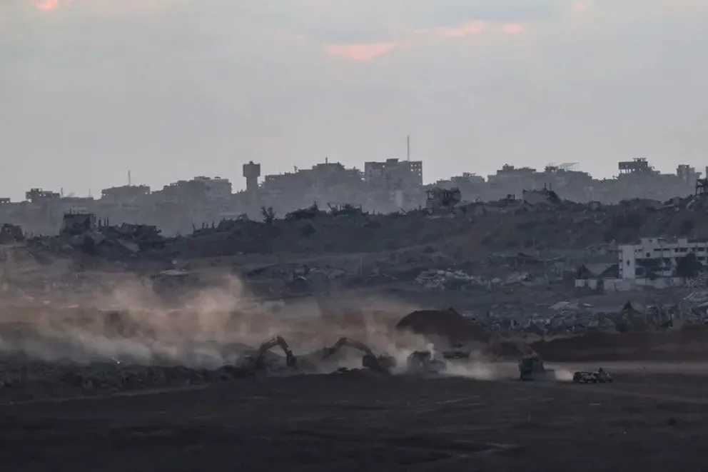 Tropas israelíes en la parte norte de la Franja de Gaza, vistas desde la ciudad de Sderot, en la ftontera con el enclave. EFE/EPA