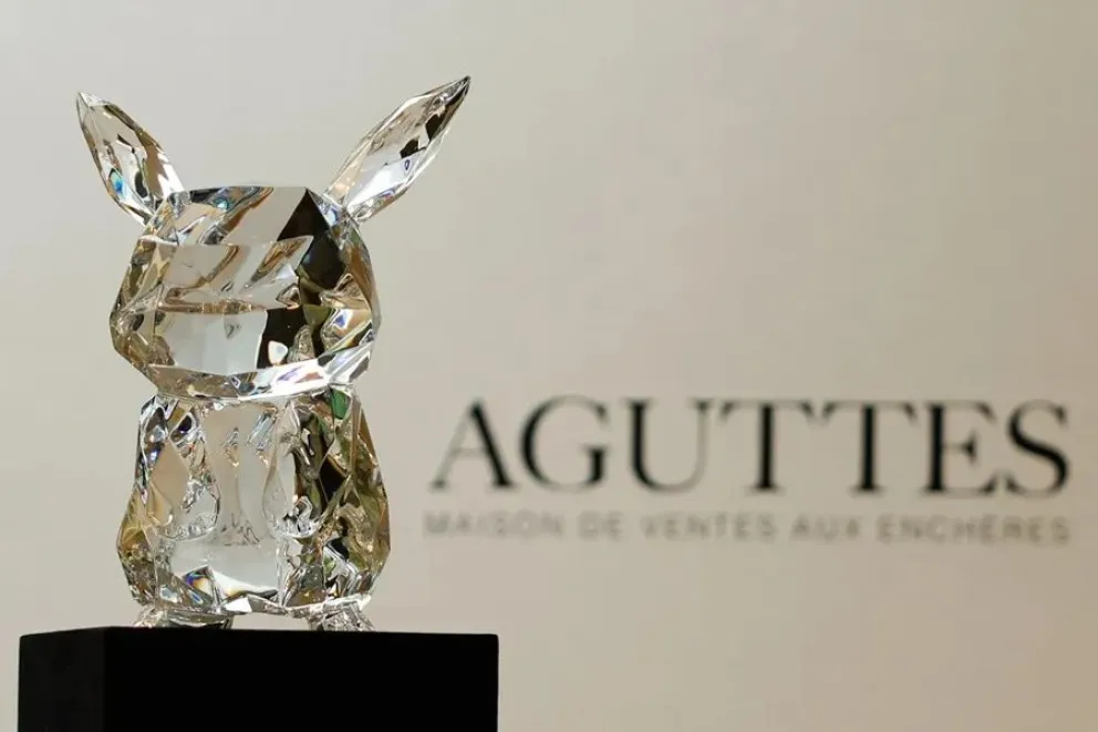 La casa de subastas francesa Aguttes pondrá a la venta el próximo 22 de octubre una escultura de Pikachu hecha en cristal Baccarat. EFE/EPA