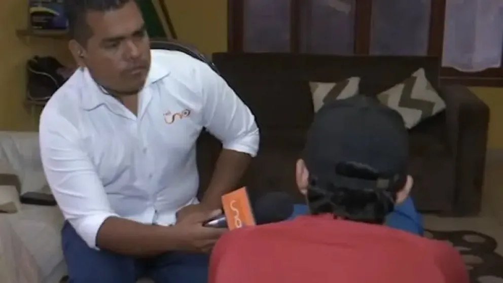 El taxista apuñalado habla con un periodista. Foto: RRSS