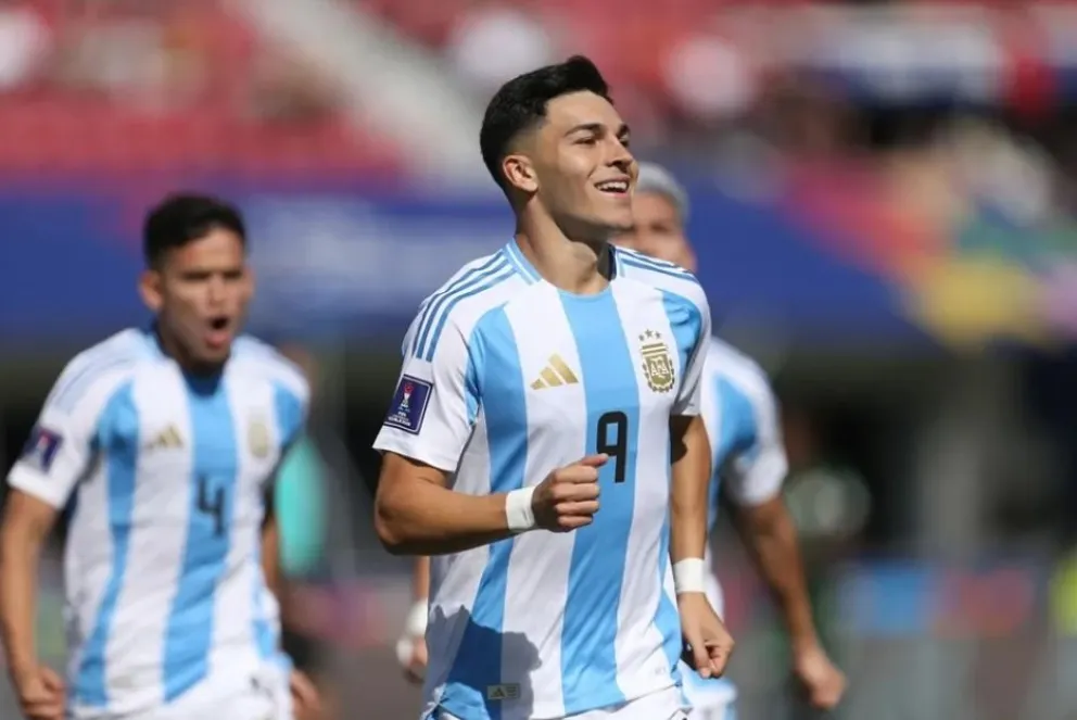Alejo Sarco, de Argentina, celebra un gol ante Nigeria. Foto: EFE.