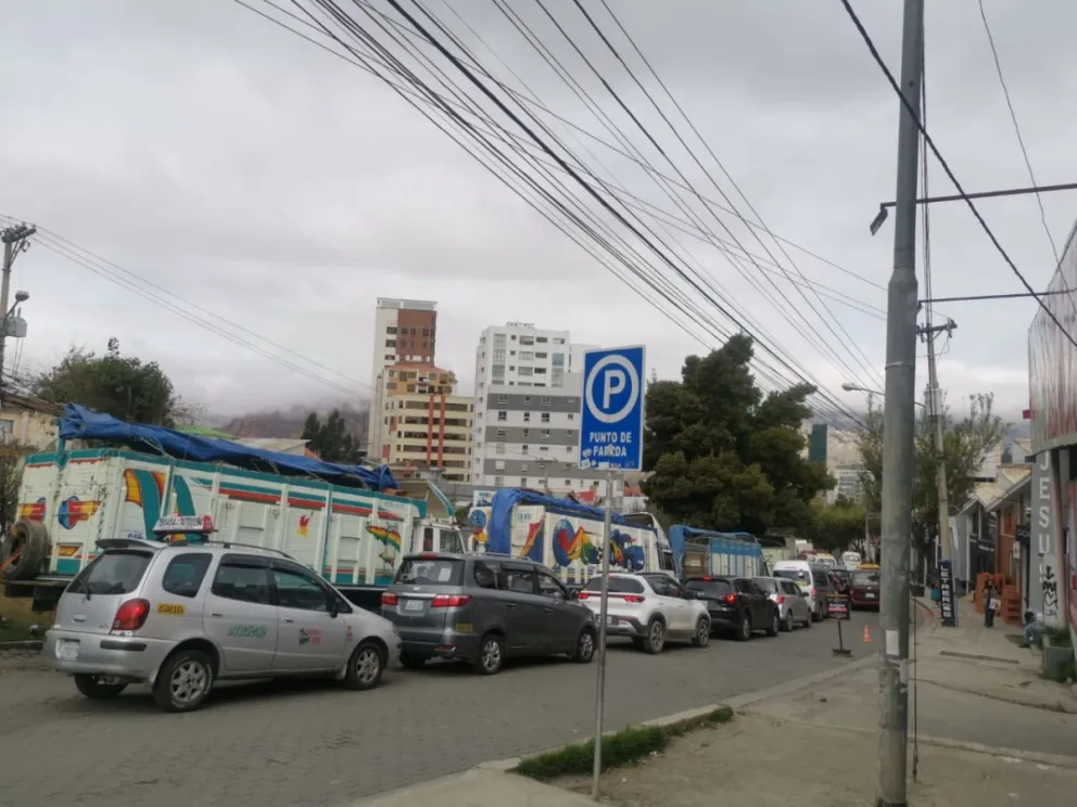 Largas filas en una estación de servicio de la zona Sur. Foto: M. Belmonte 