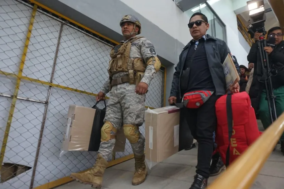 Un efectivo militar transporta una de las maletas electorales. Fotos: APG