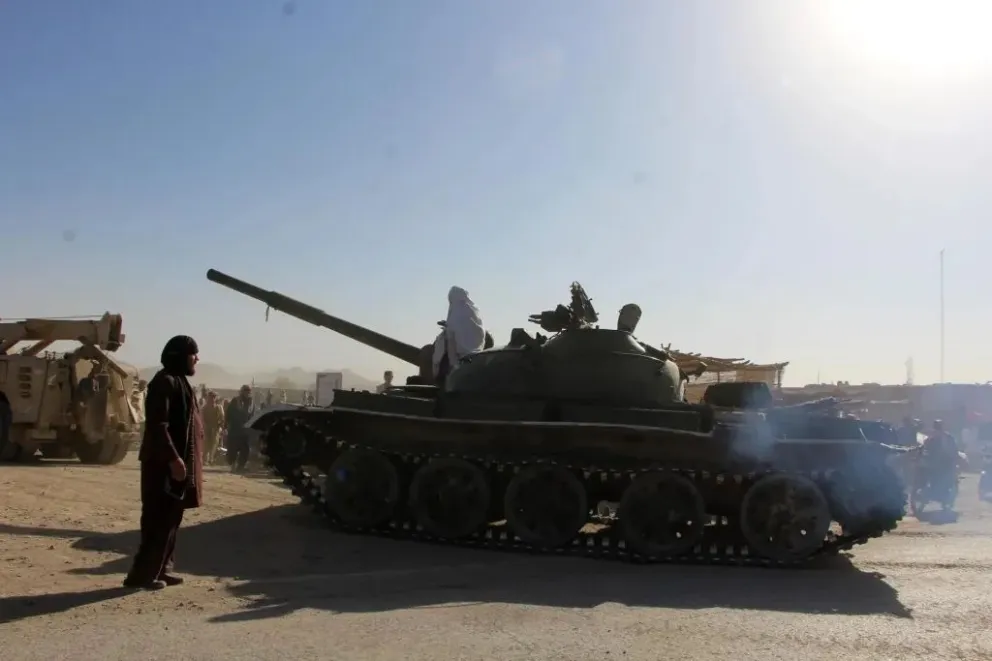 Patrulla de los talibanes durante los enfrentamientos transfronterizos entre las fuerzas de seguridad talibanes y los soldados paquistaníes en la frontera entre Afganistán y Pakistán en Spin Boldak, Afganistán. EFE