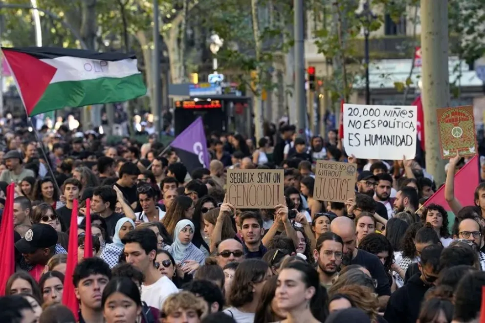 Miles de personas caminan por la Gran Vía de Barcelona durante la manifestación para denunciar el "genocidio" de Israel en Gaza este miércoles durante la jornada de huelga en apoyo a Palestina. EFE