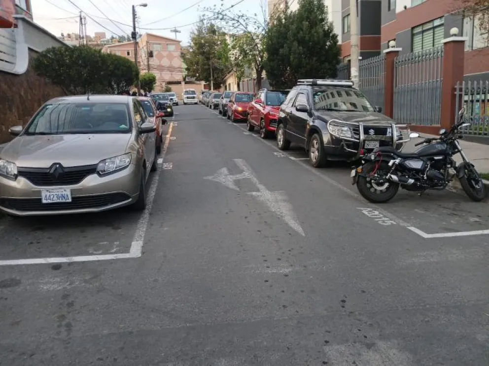 Una calle con parqueo tarifado en La Paz. Foto: AMUN