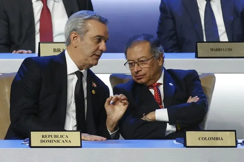 Fotografía de archivo del presidente de República Dominicana, Luis Abinader (i), junto a su homólogo de Colombia, Gustavo Petro (d). EFE