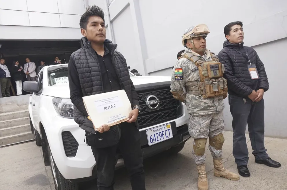 El traslado del material electoral. FOTO: APG