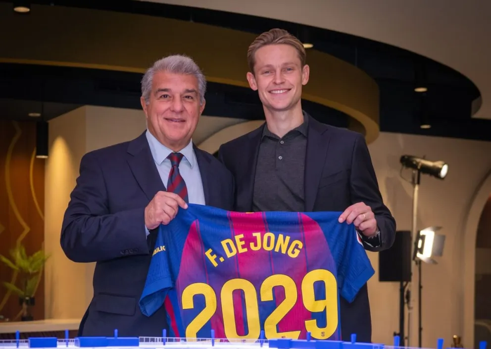 De Jong (der.) con Laporta, tras la firma de contrato. Foto: FC Barcelona.