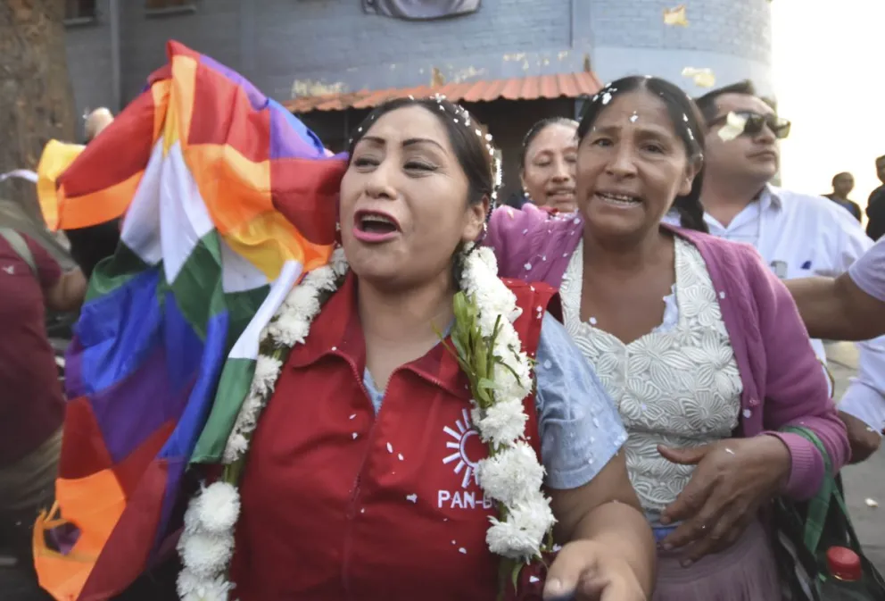 Ruth Nina es recibida por sus seguidores. FOTO: APG