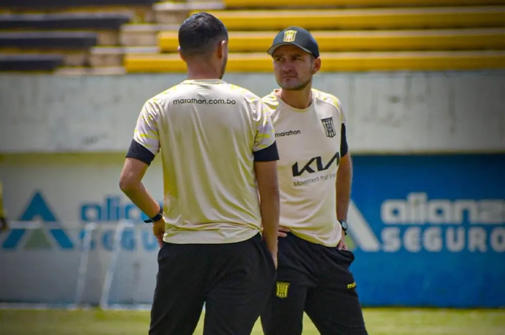 Jaoquín Monasterio (de frente) conversa con Edivaldo Rojas en el entrenamiento del Tigre. Foto: club The Strongest
