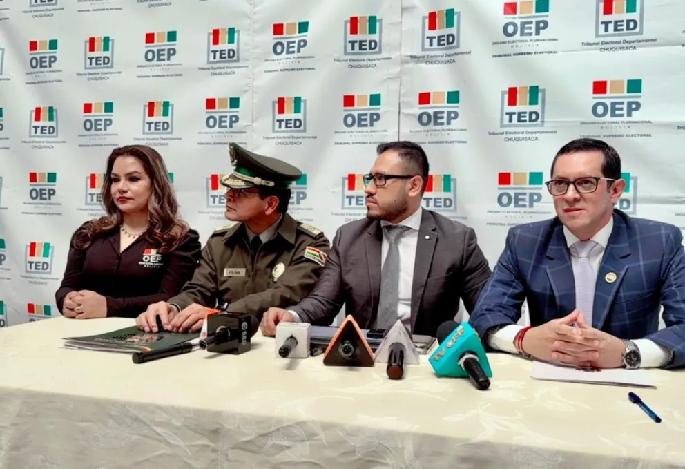 Las autoridades durante la conferencia de prensa. FOTO: Fiscalía General del Estado