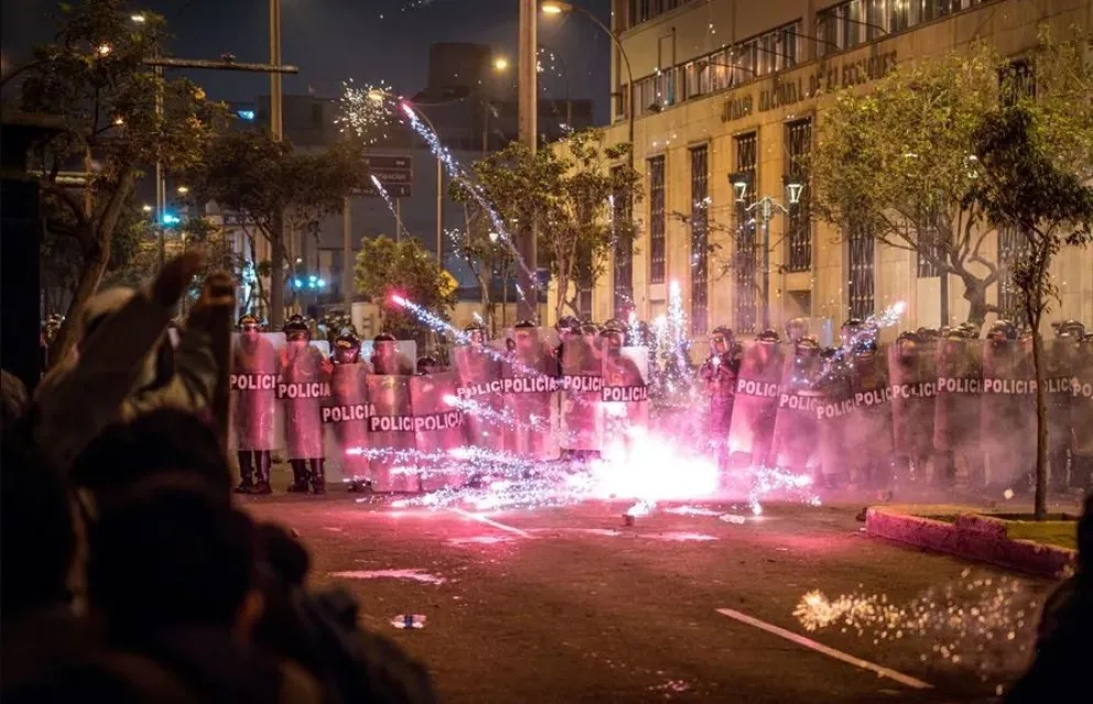 Policías peruanos frente a manifestantes en Lima en los exteriores del Congreso el miércoles. Foto: EFE