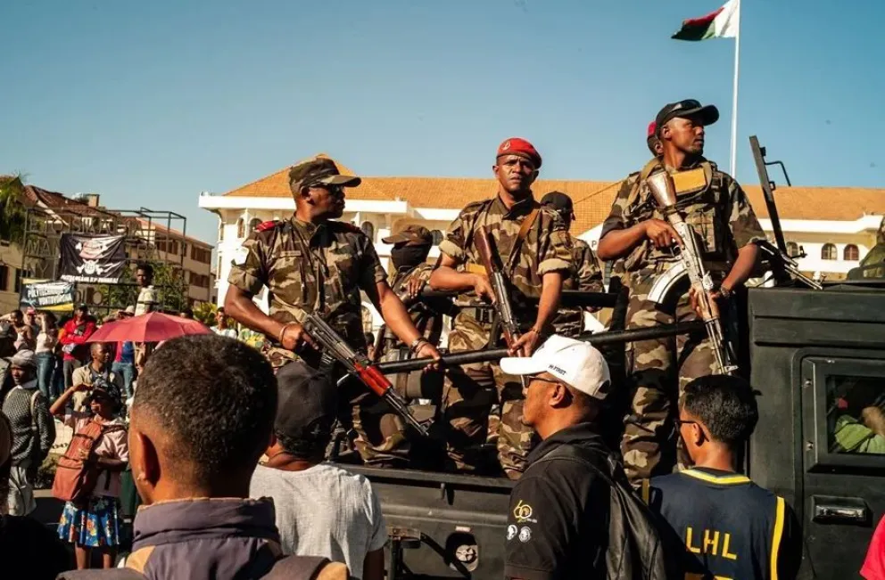 Manifestantes daban la bienvenida a los militares golpistas el pasado martes, 14 de octubre en Antananarivo. Foto: EFE