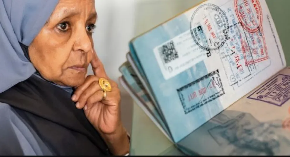 La misteriosa mujer y el supuesto pasaporte de Torenza. Foto: Captura de video