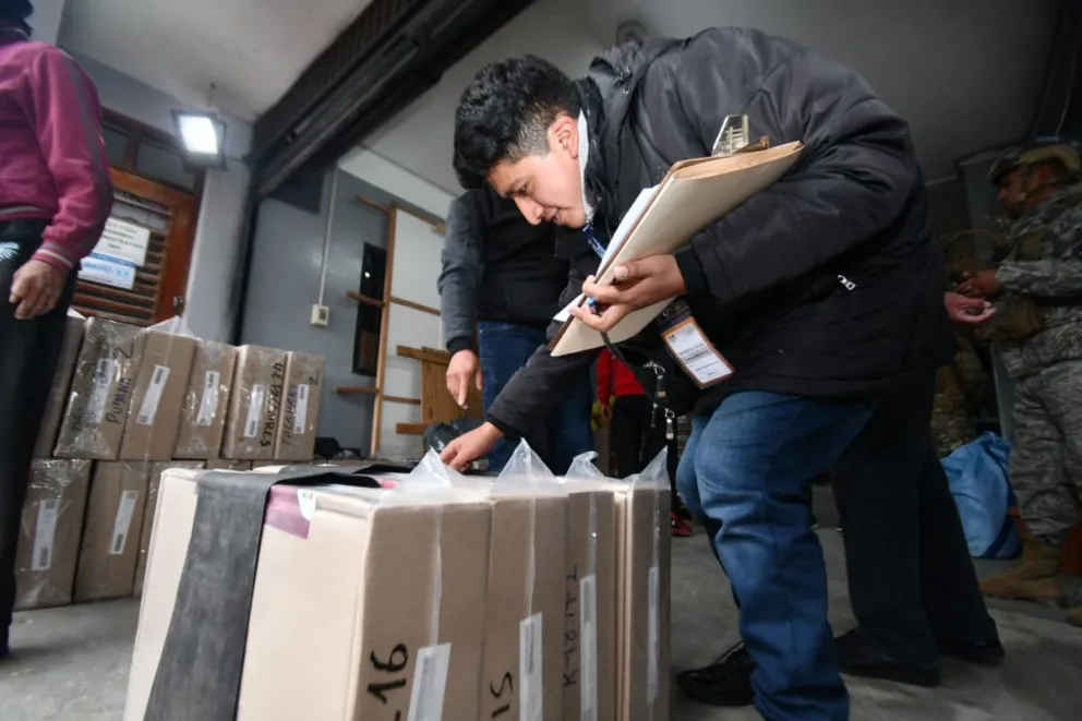 El envío de maletas electorales a las provincias de La Paz. Foto: APG