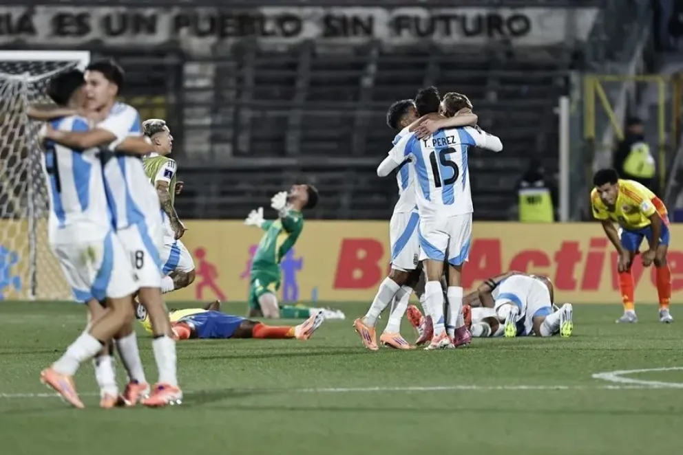 Jugadores de Argentina celebran por su triunfo ante la tristeza de Colombia. Foto: EFE.
