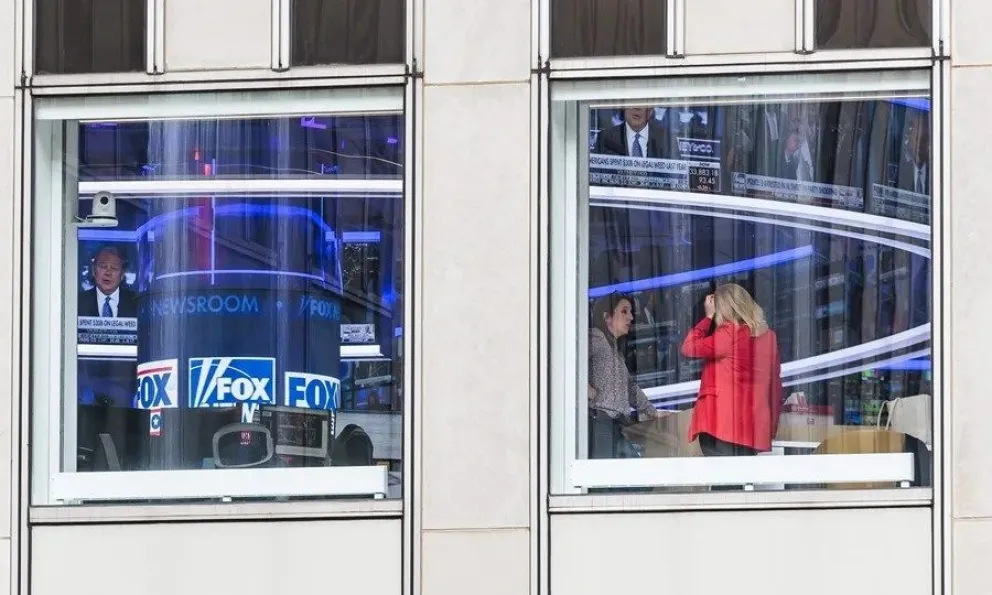 Vista de una sala de redacción de Fox News con periodistas en medio de su trabajo. Foto: EFE