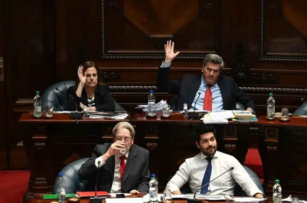 Senadores uruguayos del Partido Colorado durante el tratamiento de la ley. Foto: EFE