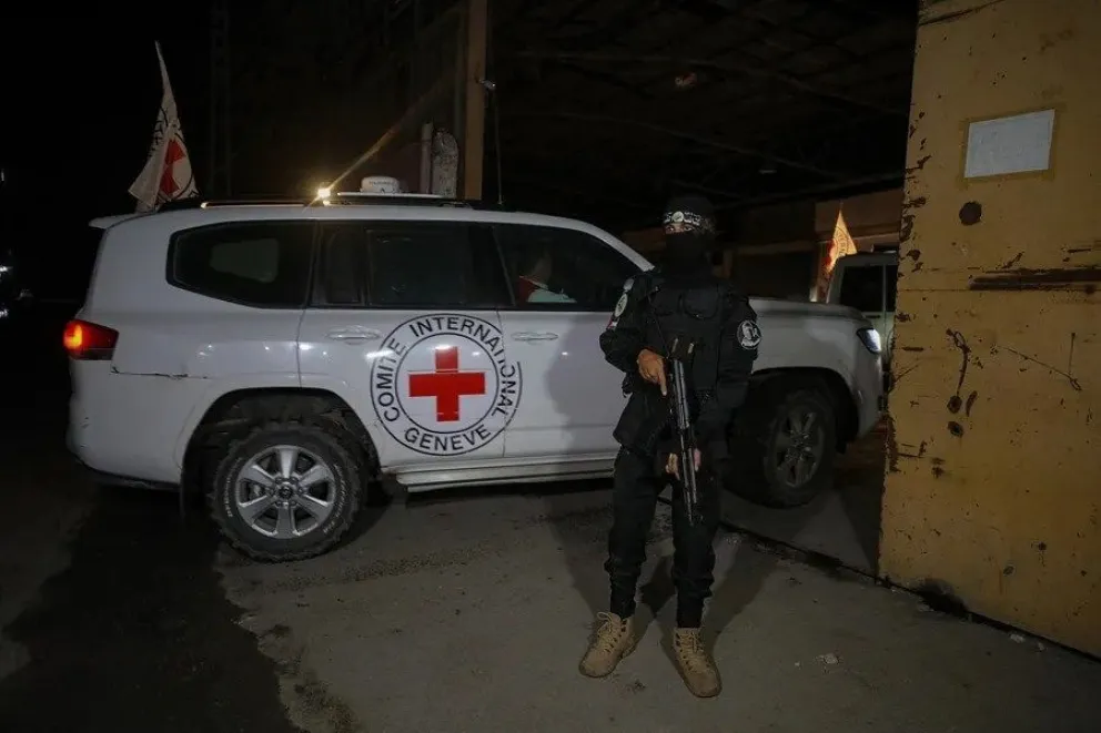 Vehículos del Comité Internacional de la Cruz Roja (CICR) llegan para transportar los restos mortales de los rehenes israelíes entregados por Hamás en la ciudad de Gaza. EFE/EPA