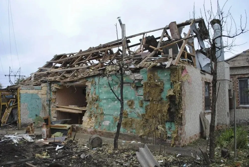 Un edificio privado resultó dañado tras el ataque ruso en Odesa, Ucrania, el 11 de octubre de 2025, en medio de la invasión rusa en curso. Foto: EFE/EPA