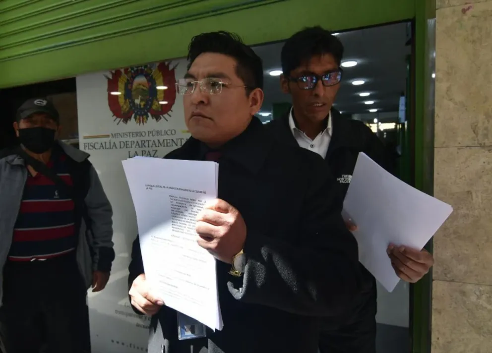 El abogado Kurmi Rocha y atrás el presidente de Control Social de El Alto, Gregorio Gómez, este jueves. Foto: APG